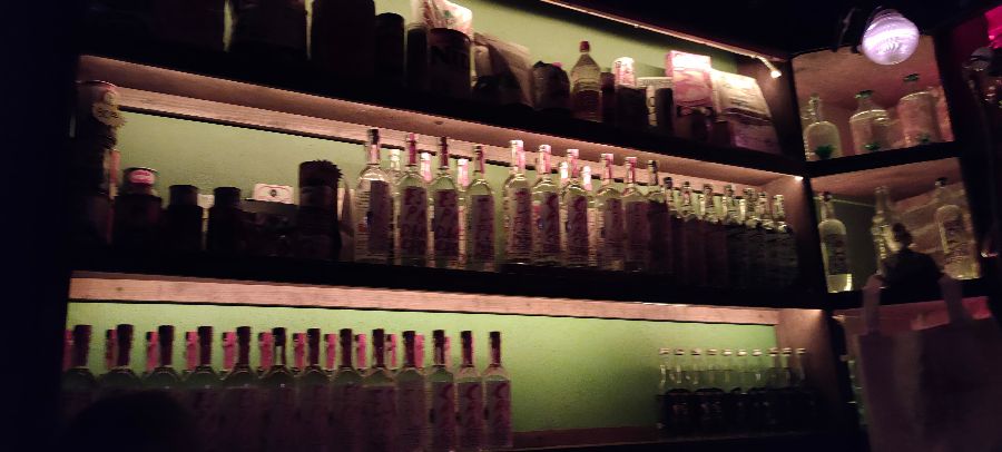 벽에 걸린 독특한 장식