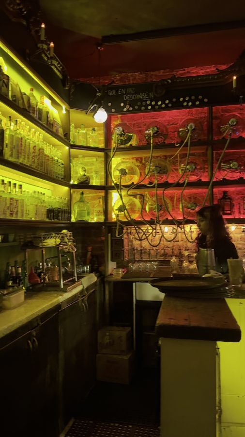 다양한 술병이 진열된 바