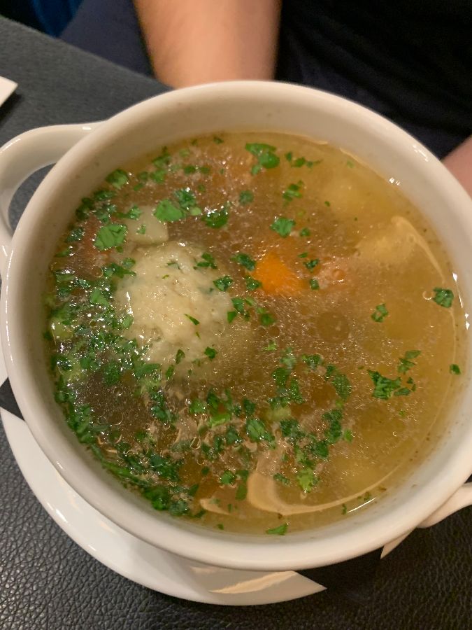 테이블 위에 놓인 수프