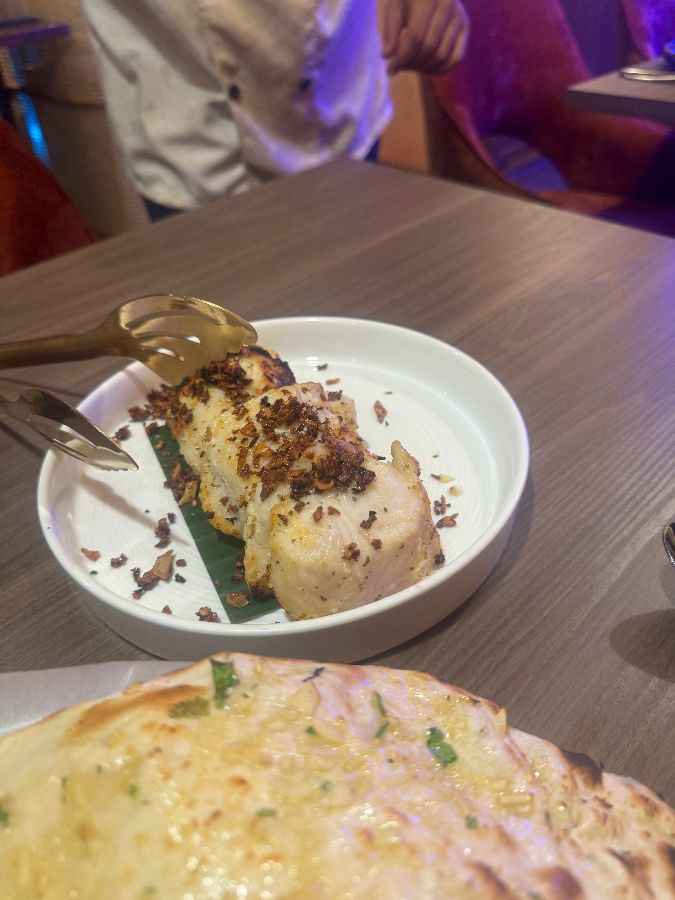 푸짐하게 차려진 인도 음식 한 상