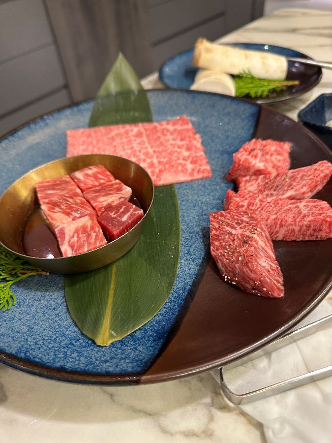 다양한 소고기 부위가 담긴 접시