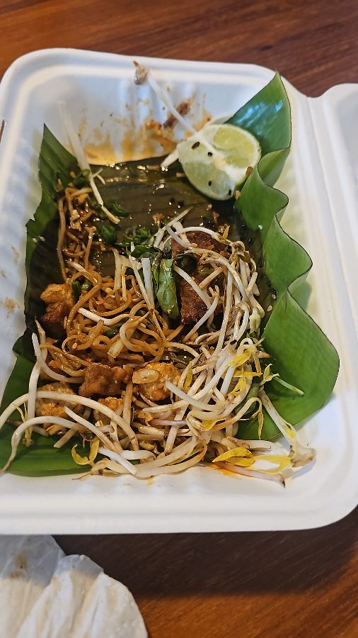 음식을 기다리며 찍은 손님의 셀카. 밝은 표정에서 코랏에서의 만족감을 엿볼 수 있다.