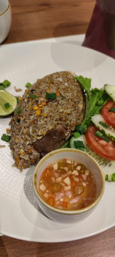 테이블 가득 차려진 음식