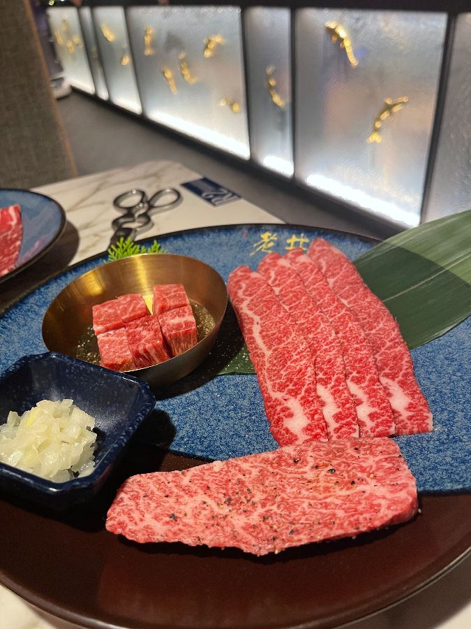 다채로운 소고기 부위가 담긴 접시