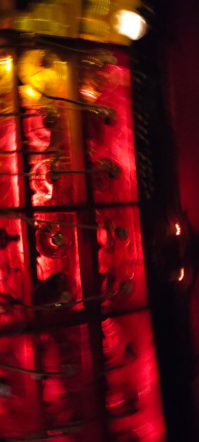 어두운 조명 아래 놓인 테이블