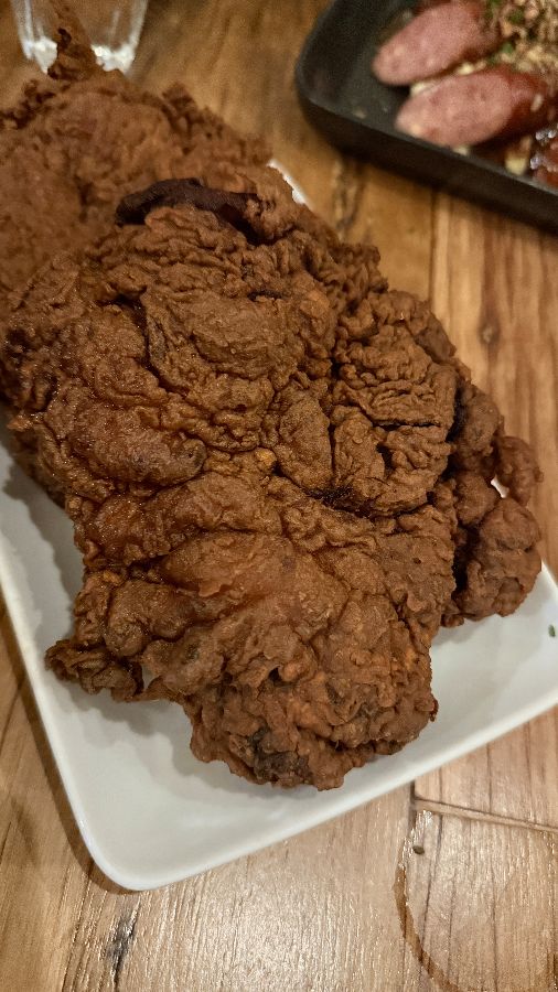 윤기가 흐르는 훈제 치킨