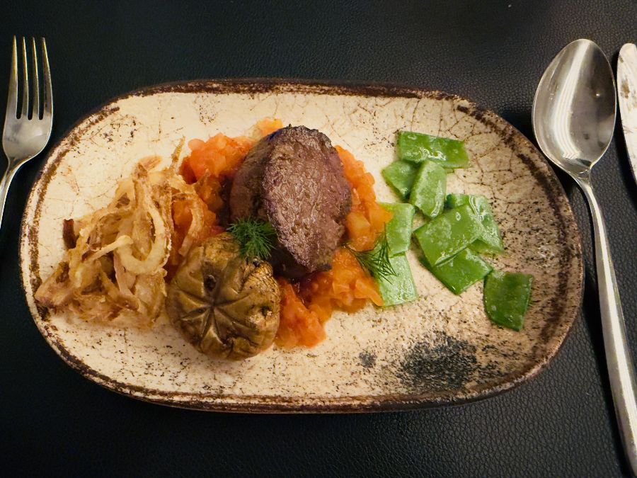 호박씨가 뿌려진 오렌지색 수프