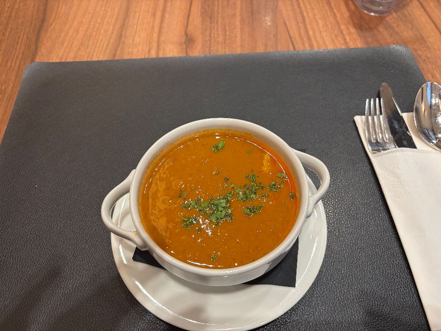 테이블 위에 놓인 수프