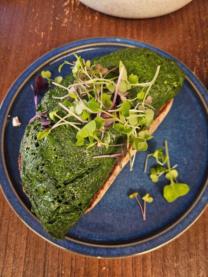 싱그러운 루꼴라가 듬뿍 올라간 그린 오믈렛