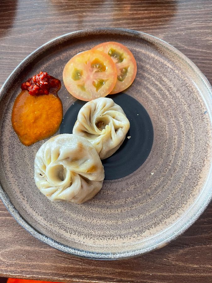 맛있는 음식 앞에서 행복한 미소