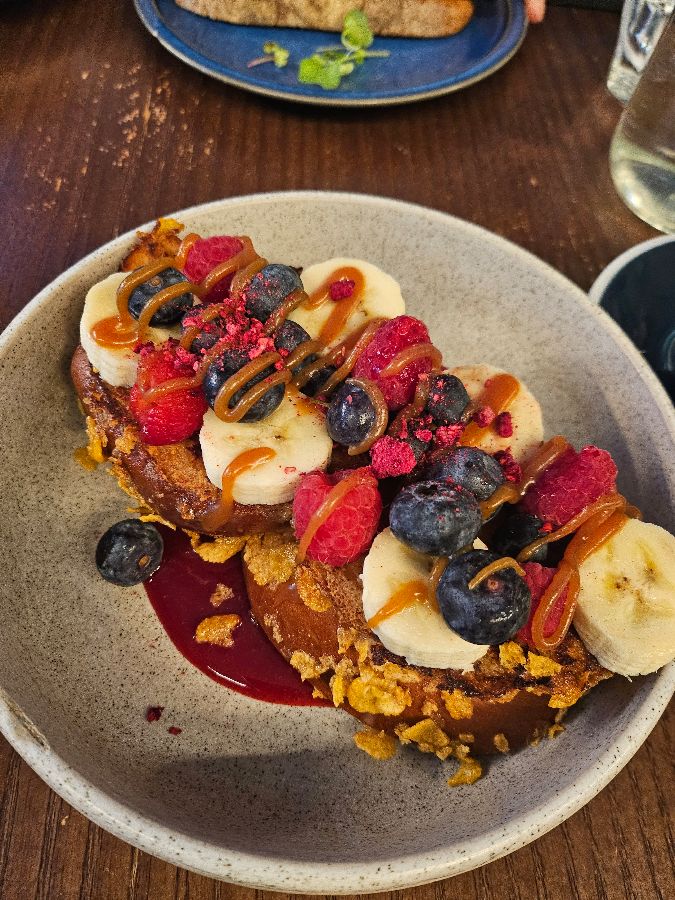 블루베리와 바나나가 듬뿍 올라간 프렌치 토스트