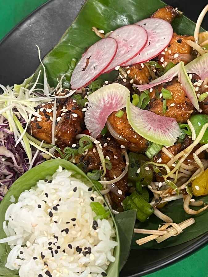 테이블 위에 놓인 다양한 음식들. 볶음 요리, 딤섬, 라멘 등이 보인다.