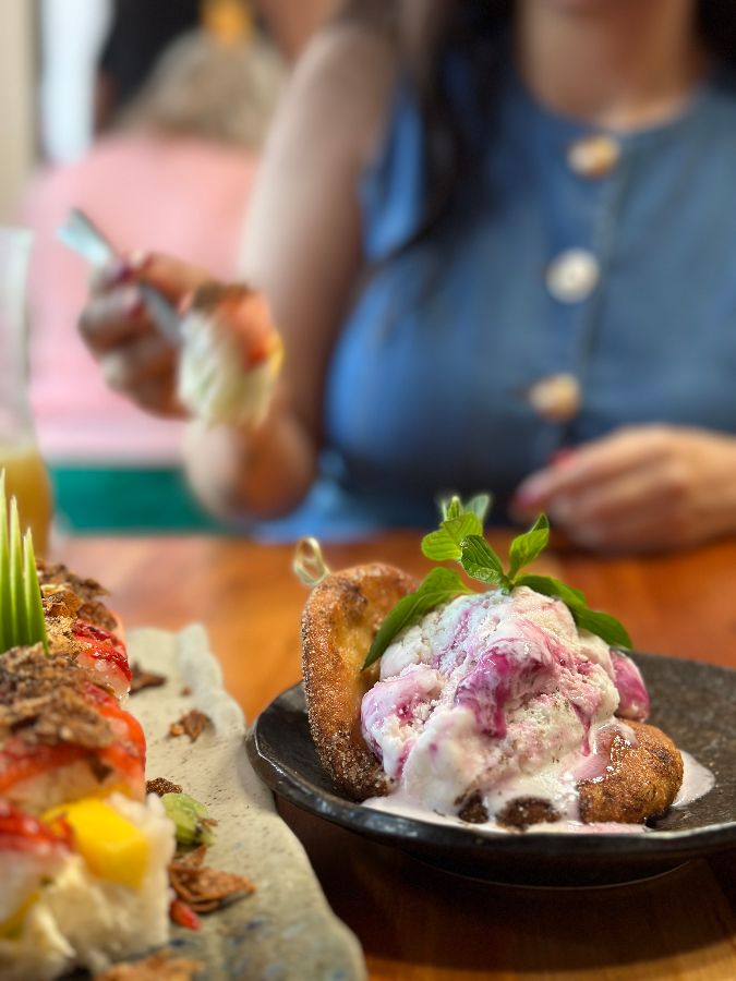 테이블 위에 놓인 젓가락과 숟가락. 깔끔하게 포장되어 있다.