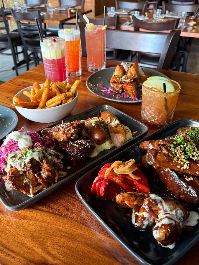 다채로운 바비큐 플래터와 칵테일