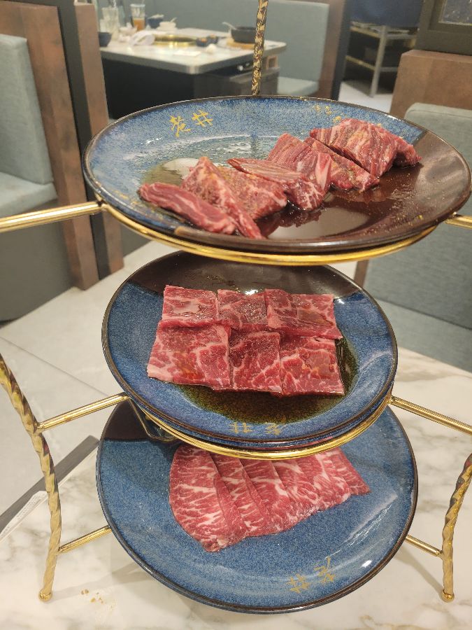 3단 트레이에 담겨 나온 와규