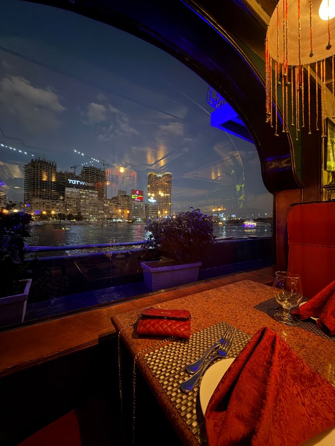 나일 강변을 바라보며 식사할 수 있는 테이블