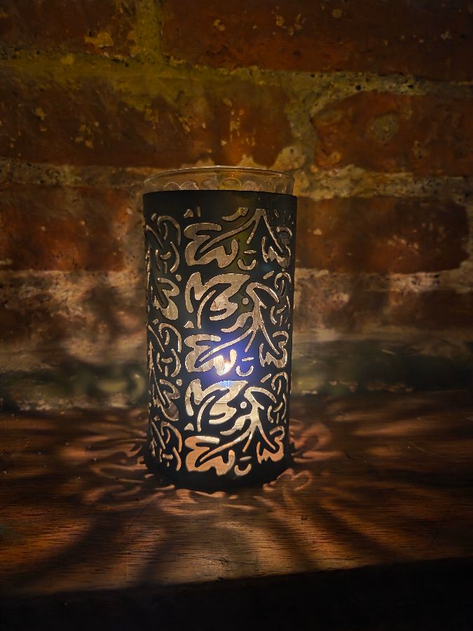 촛불이 담긴 컵