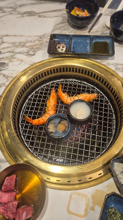 숯불 위에서 구워지는 새우