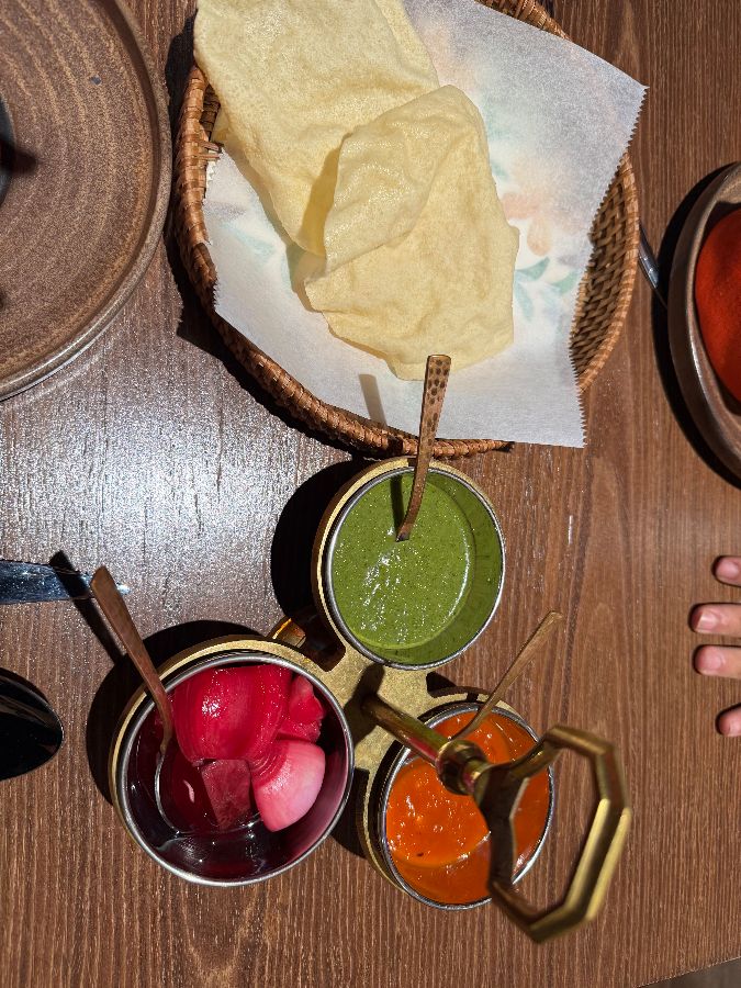 다양한 소스가 담긴 아름다운 그릇