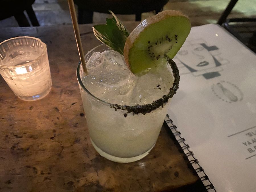 독특한 그림이 걸린 벽면