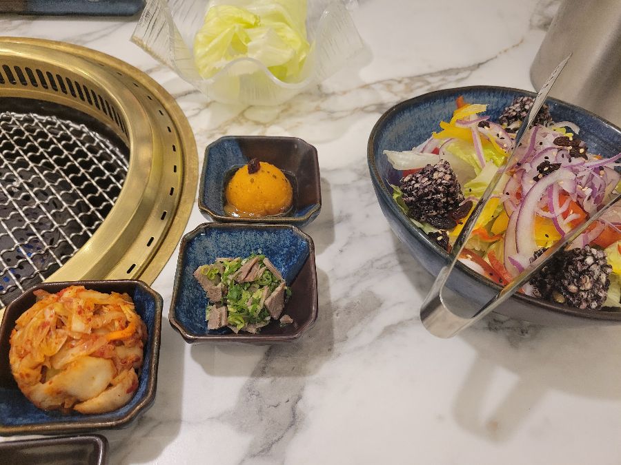 불판에 구워지는 고기