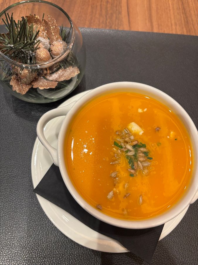 테이블 위에 놓인 오렌지색 수프