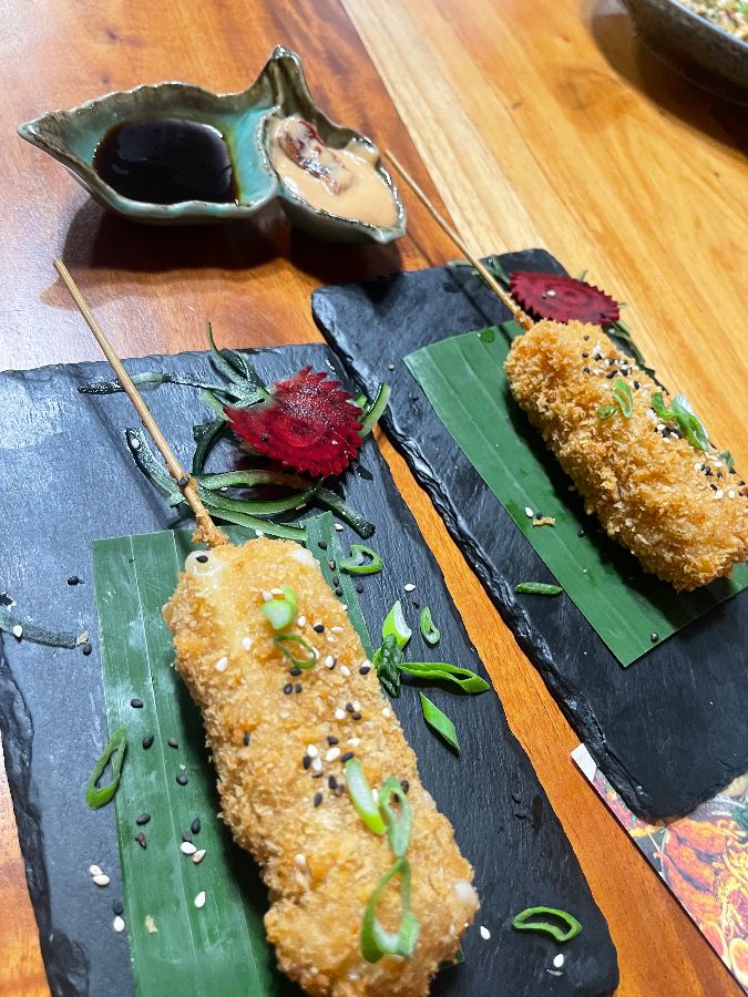 테이블 위에 놓인 음료와 나무 컵 받침. 코랏의 로고가 새겨져 있다.