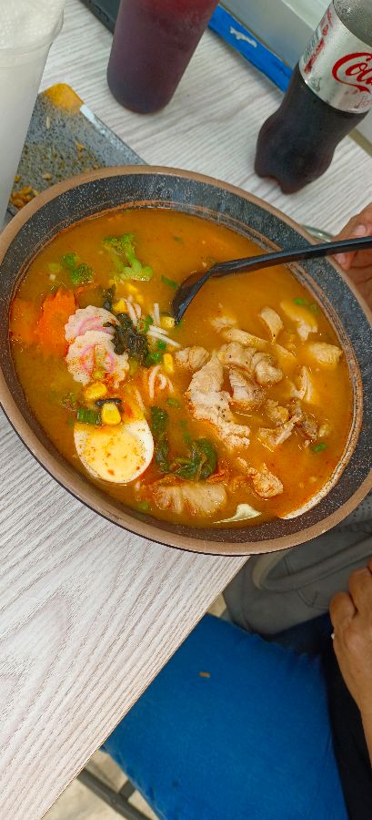 손님들이 테이블에 앉아 음식을 기다리고 있다. 편안한 분위기가 느껴진다.