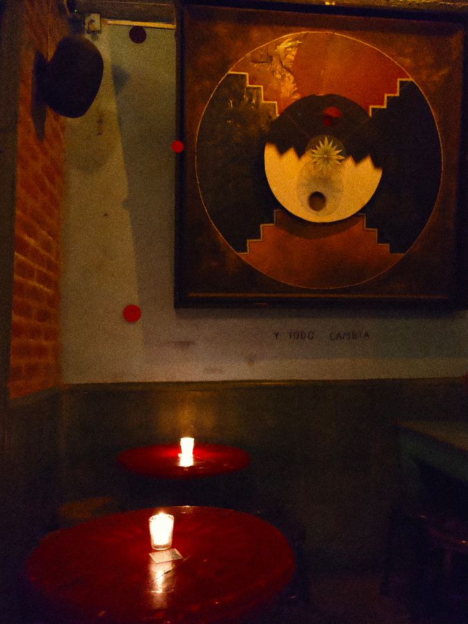 붉은 조명 아래 놓인 테이블