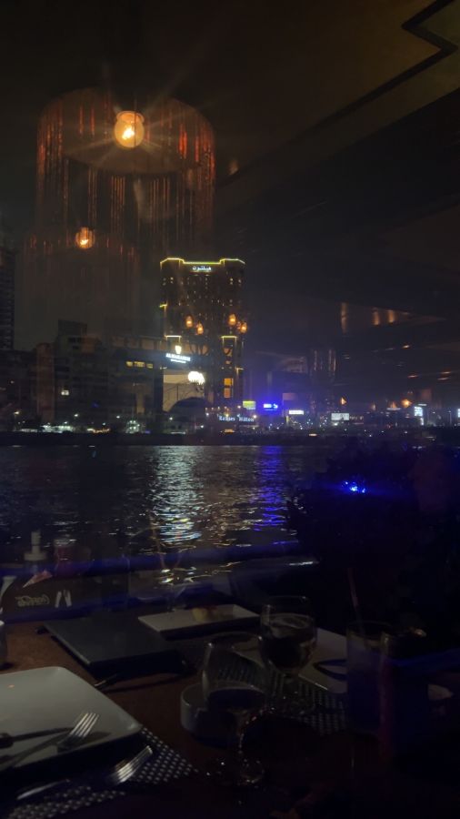 나일 강변의 야경과 레스토랑 내부의 조명이 어우러진 모습