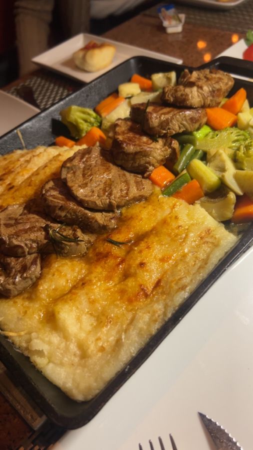 다양한 야채와 함께 제공되는 스테이크 요리