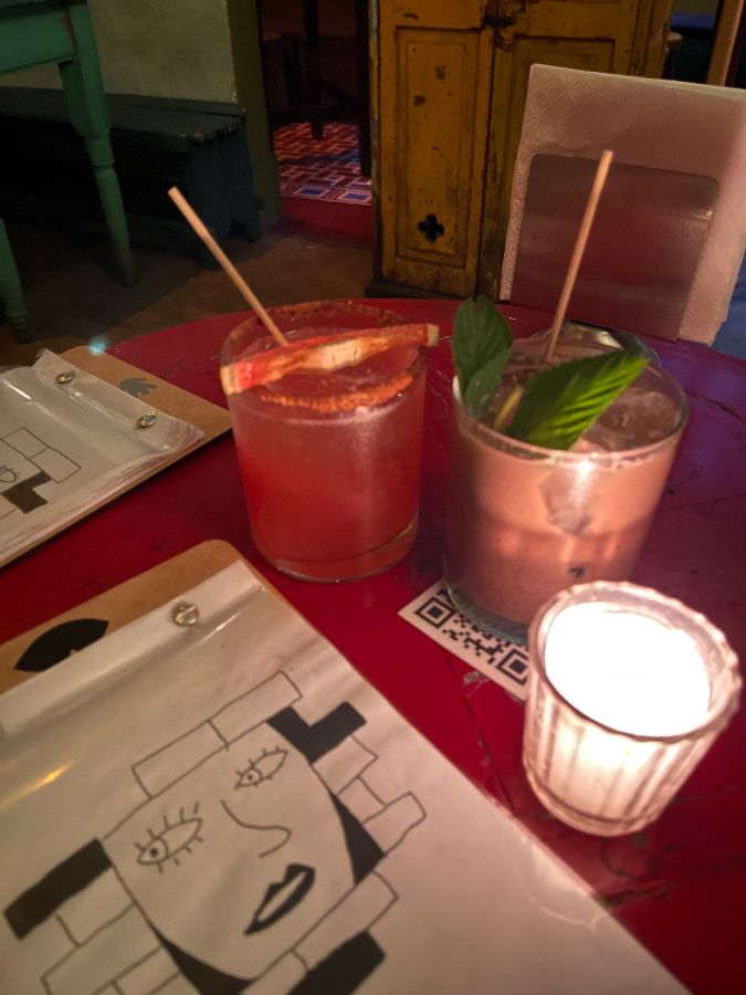 테이블 위에 놓인 칵테일 잔