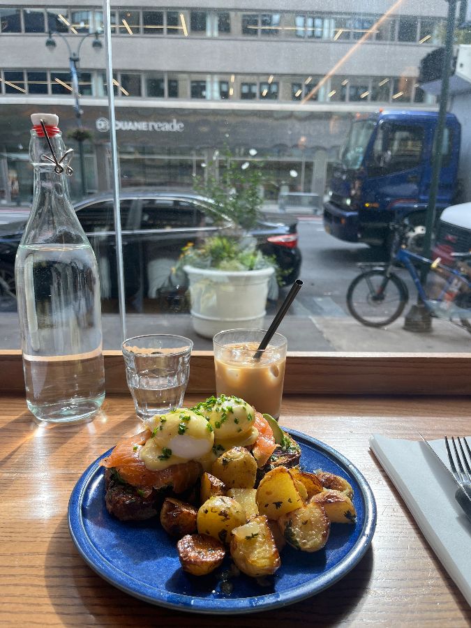 창밖 풍경과 함께 즐기는 브런치