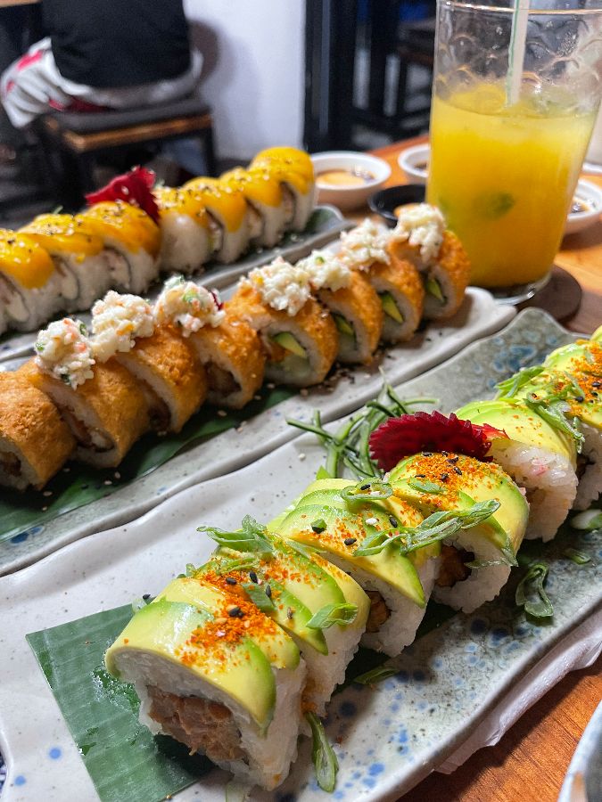 테이블 위에 놓인 다양한 아시아 요리들. 깔끔하게 정돈된 모습이 인상적이다.