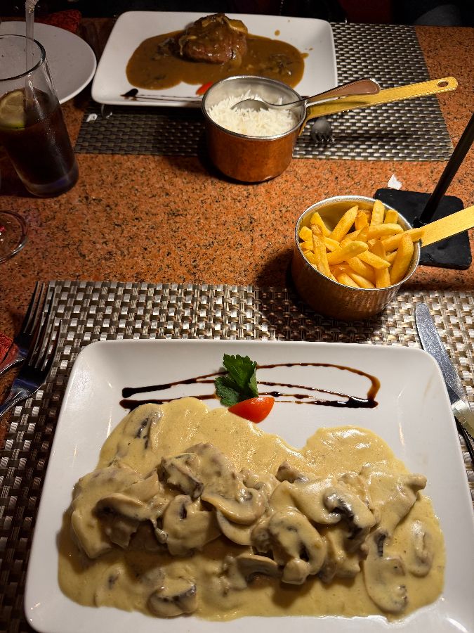 다양한 곁들임 메뉴와 함께 즐기는 Le Steak의 메인 요리