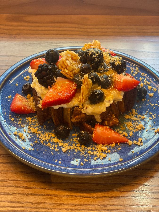 딸기와 블랙베리가 조화로운 프렌치 토스트