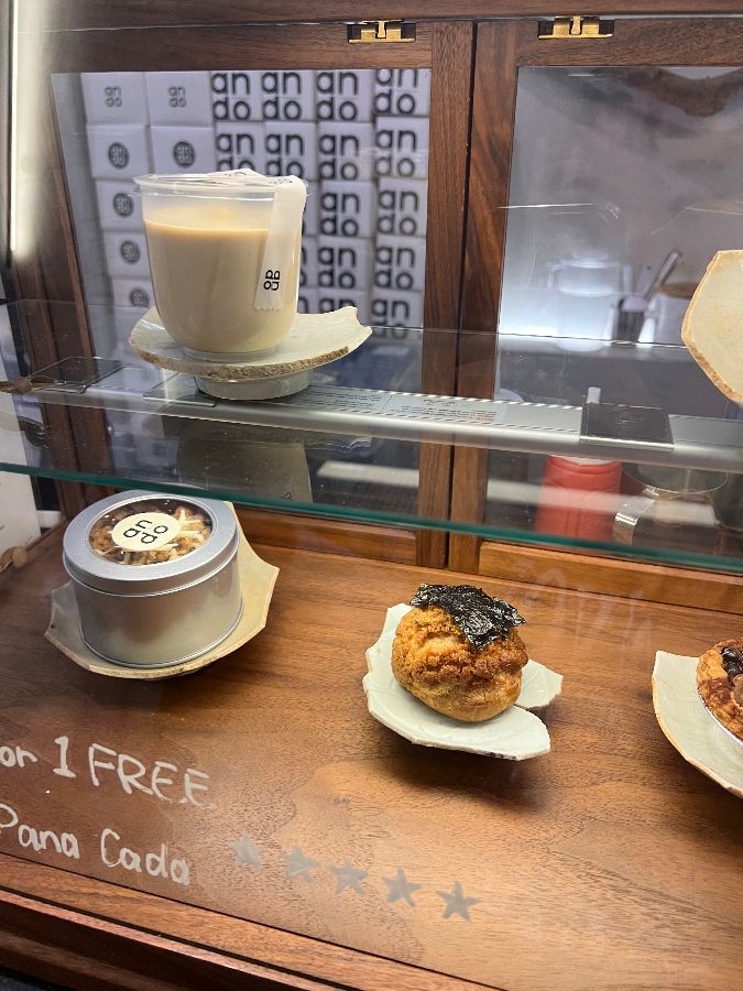 쇼케이스에 진열된 디저트와 음료