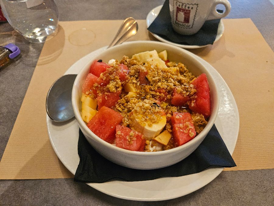 과일과 그래놀라가 풍성하게 올라간 그릭 요거트