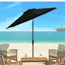 포르피리오스 칸쿤의 테라스 자리. 푸른 바다를 배경으로 야외 파라솔과 테이블, 의자들이 놓여 있으며, 시원한 칵테일이 놓여있다.