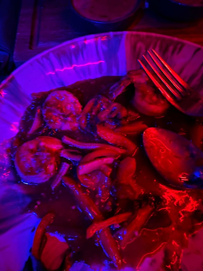 붉은 조명 아래 탕수육