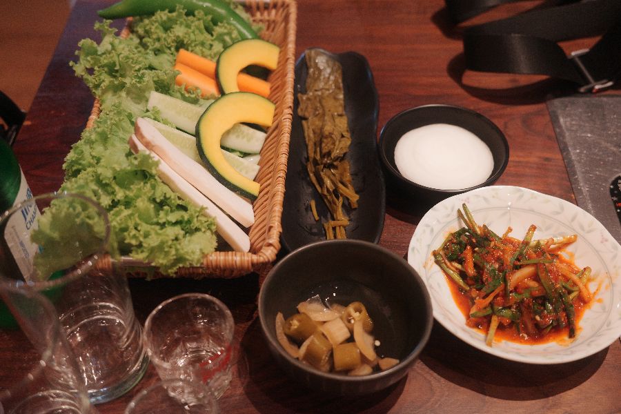 신선한 채소와 밑반찬