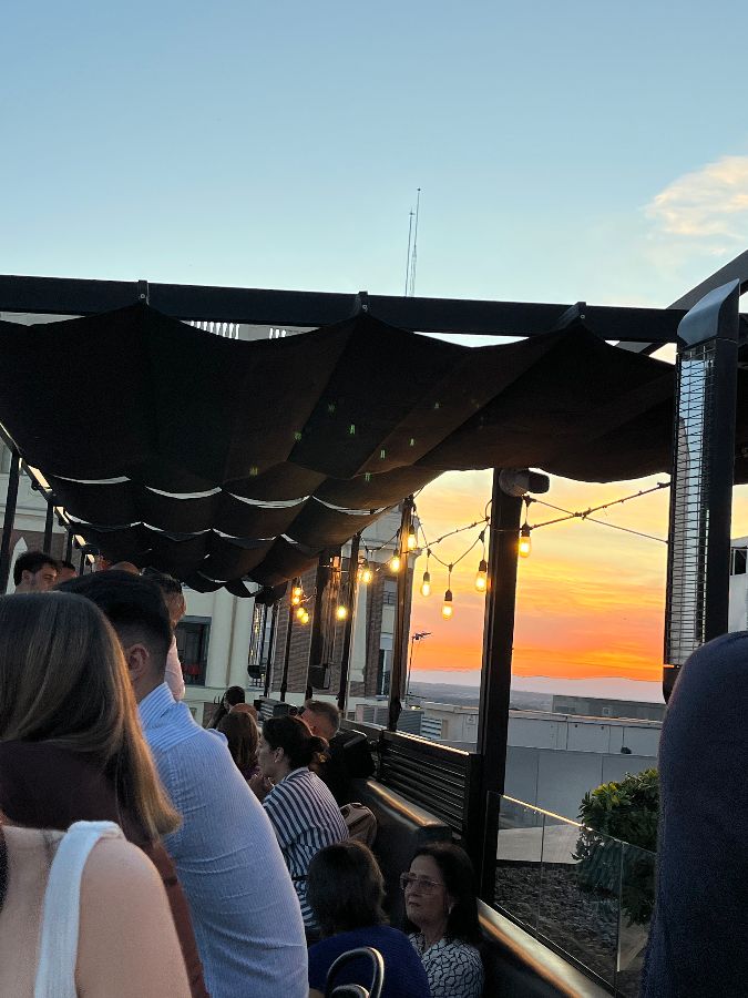 루프탑 바의 활기 넘치는 분위기