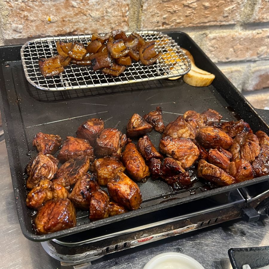 윤기가 흐르는 목살 불고기와 껍데기