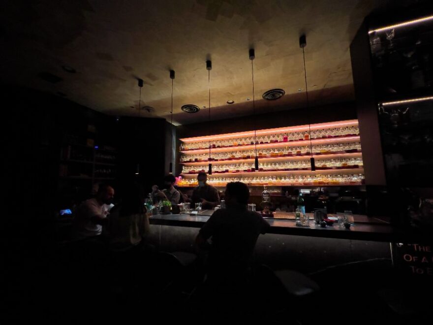 싱가포르 숨겨진 보석, 디 아더 룸에서 만나는 특별한 미식 경험과 음악