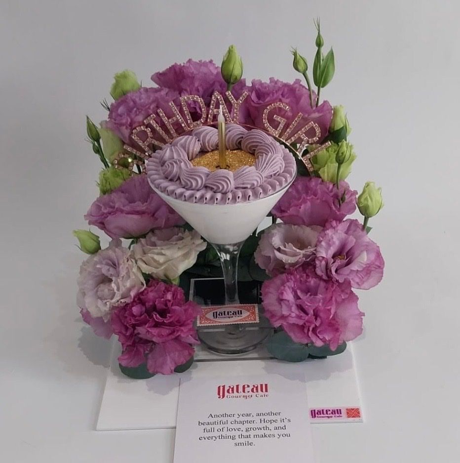 보라색 꽃으로 장식된 컵케이크