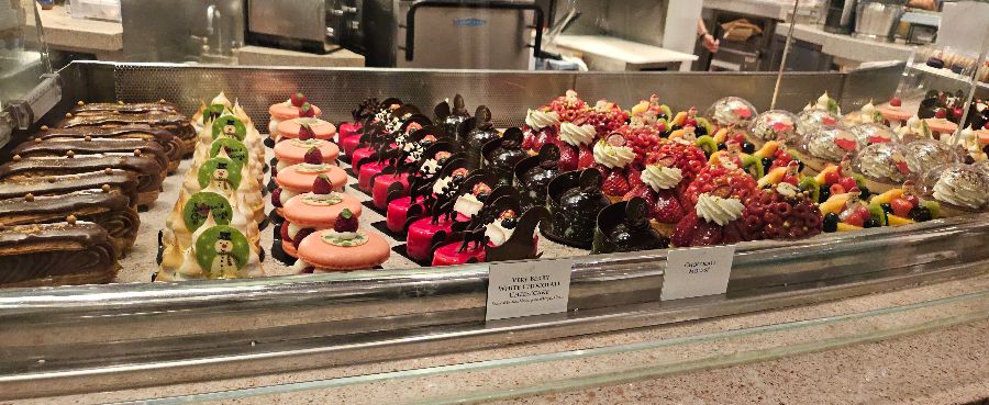 다양한 종류의 디저트가 진열된 쇼윈도