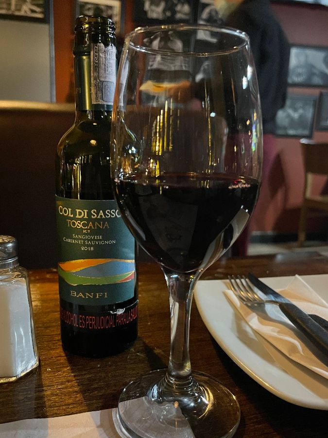 붉은 와인이 담긴 와인잔