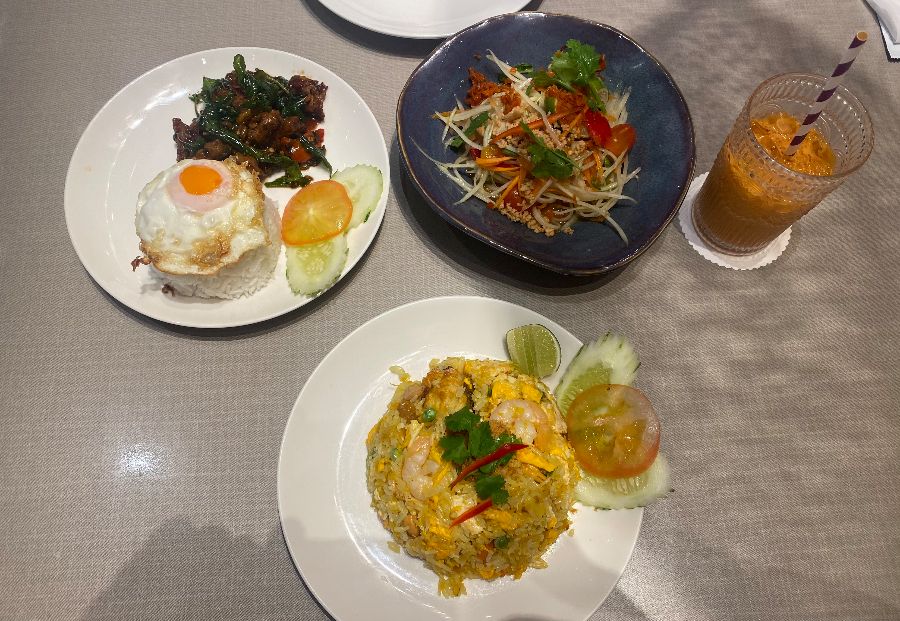 한상 가득 차려진 음식