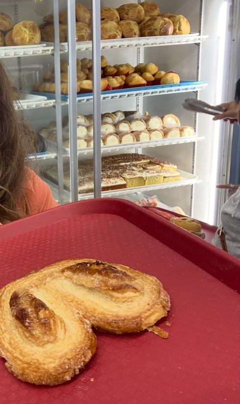 빨간 쟁반 위의 빵