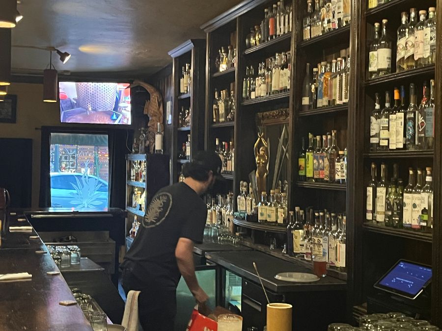 칸티나 마야후엘 내부 바 테이블